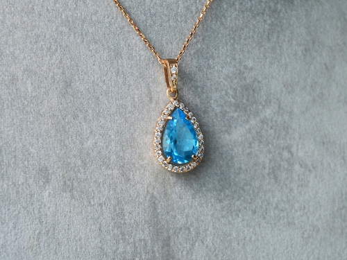 Auksinis pakabukas su topazu