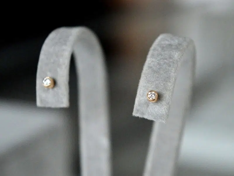Auksiniai auskarai su deimantais 0.06 ct