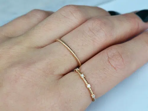 Rankų darbo minimalistinis auksinis ziedas